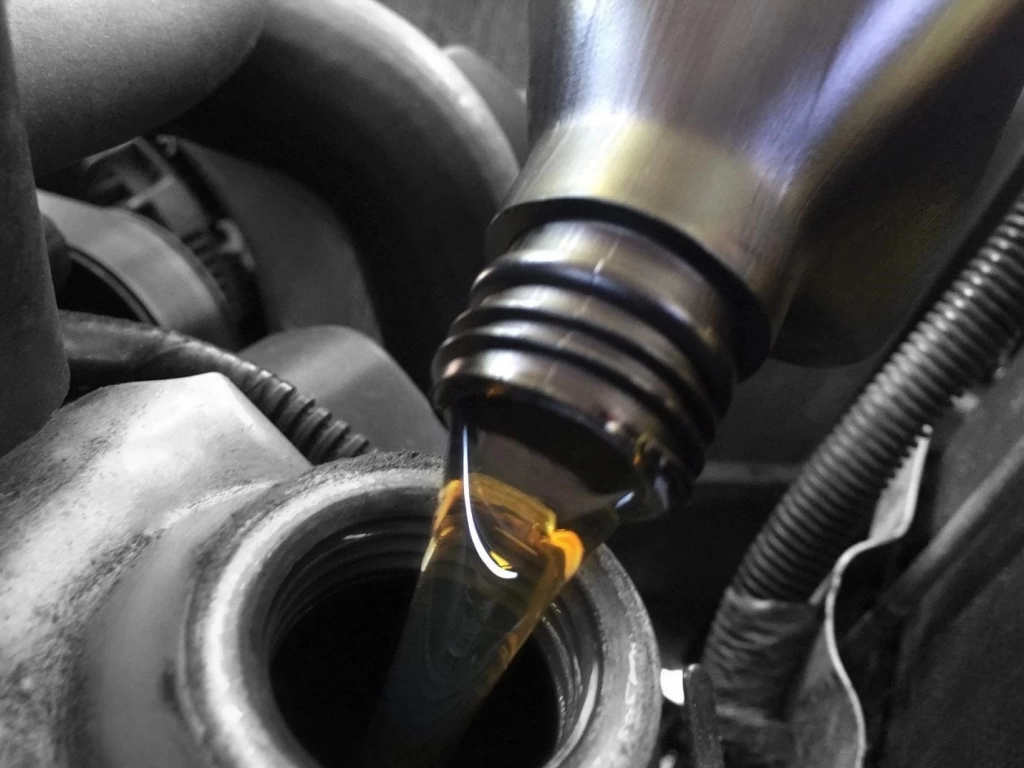 Как правильно доливать масло в двигатель: ТОП 5 советов от эксперта